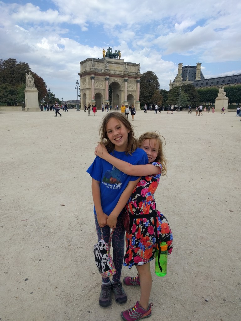 1 Arc de Triomphe du Carrousel girls