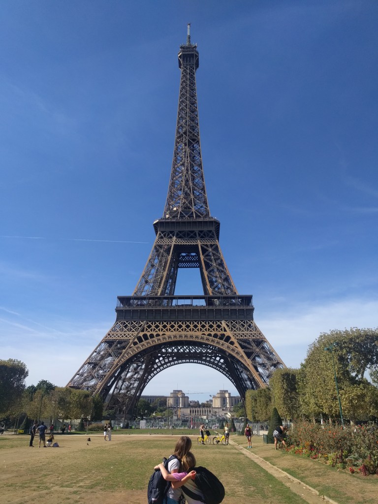 1 Eiffel tower girls