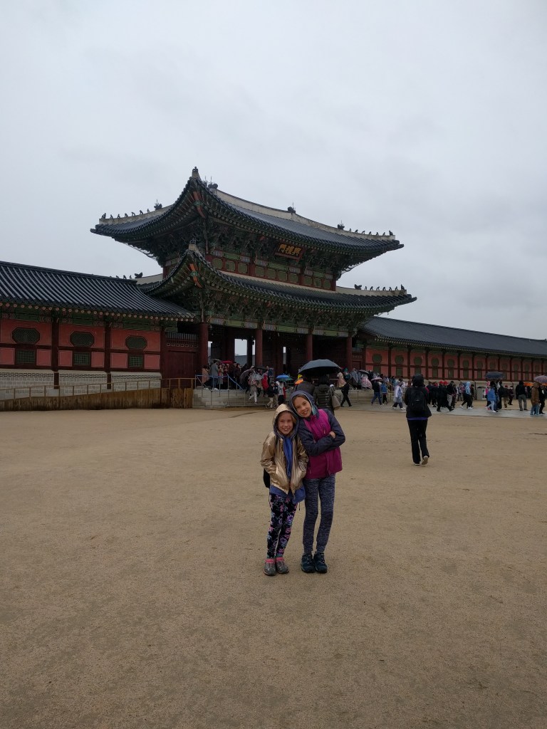 1 Seoul G palace girls front gate